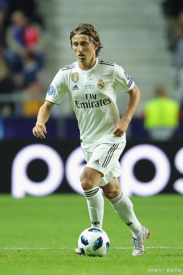 技惊四座，麦克托米奈开场3分钟为苏格兰打入一粒精彩的倒钩