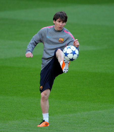 太阳报：麦克托米奈领意甲最佳球员奖，被女友透视着装抢风头