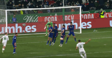 被罚下2人后输球！皇马电视台愤怒：内格雷拉制造的裁判